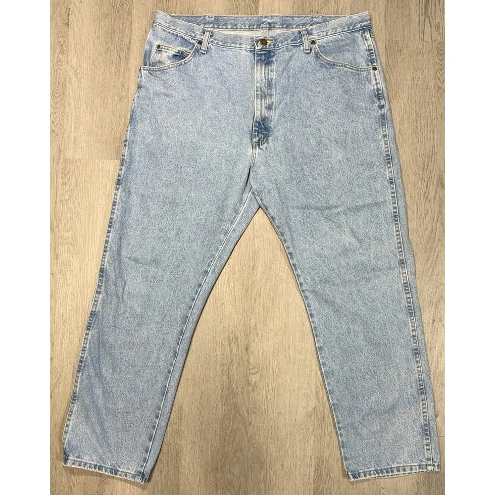 Wrangler Rugged Wear Classic Fit Jeans Men's Size 42x30 Straight Leg Light Wash